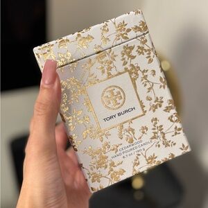 Tory Burch Gold & White Cedarwood Hand-Poured Candle – 6.7 oz / 190 g